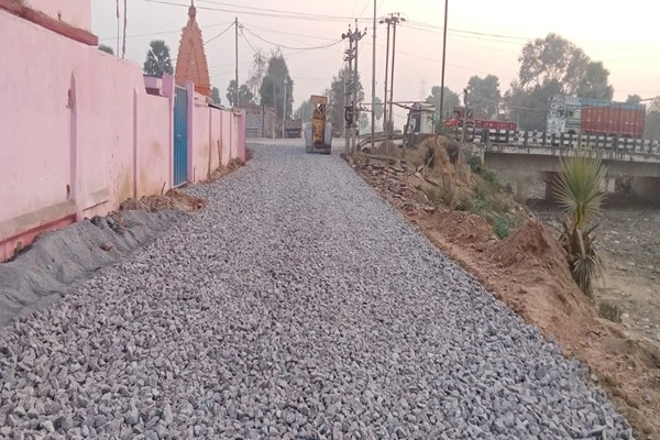 Aggregate spreading for road construction